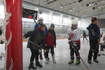 Воспитанников детского сада «Сказка» учили играть в хоккей