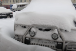 Автомобили, припаркованные у подъездов, мешают уборке снега