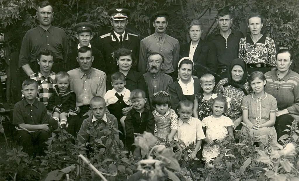 Встреча Давыдовых. г. Рубцовск, 1957 год. Слева в верхнем ряду - Фёдор, Сергей (в форме) / фото из архива семьи Давыдовых