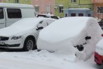 Транспорт мешает качественной уборке снега во дворах