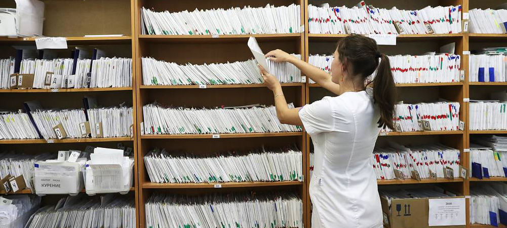 С 1 февраля поликлиники могут отказаться от бумажных медкарт