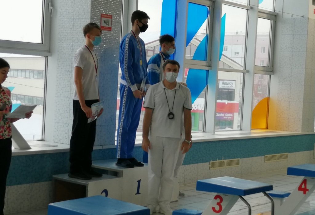 Пловцы Муравленко участвуют в окружных соревнованиях
