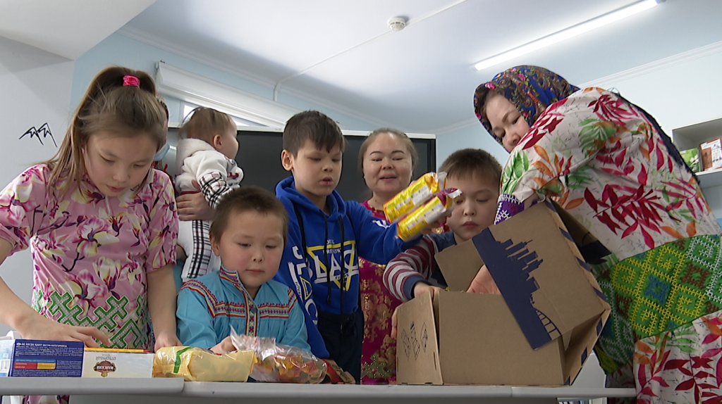 Жители города собирают посылки солдатам