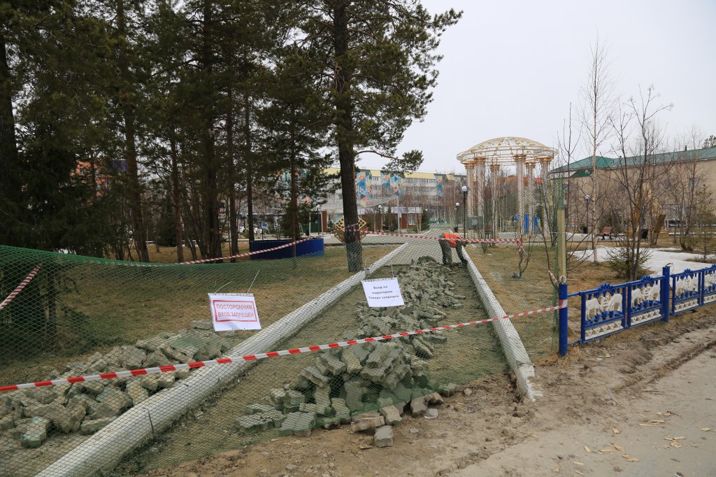 В сквере имени Фармана Салманова идут работы по благоустройству
