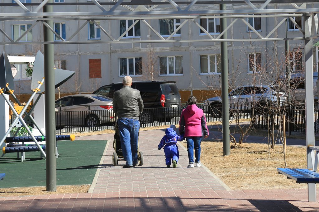 Госдума приняла закон о новых детских пособиях и оплате больничных