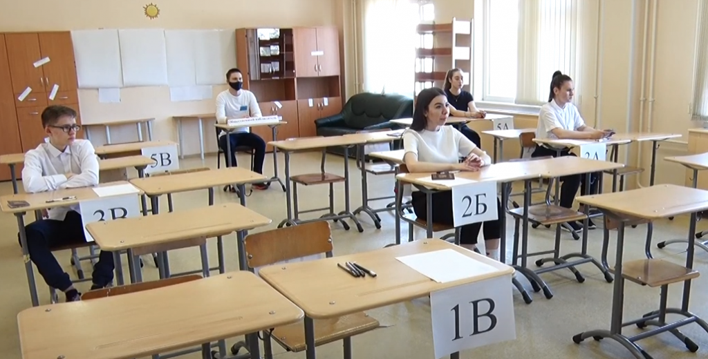 Выпускники написали первый государственный выпускной экзамен
