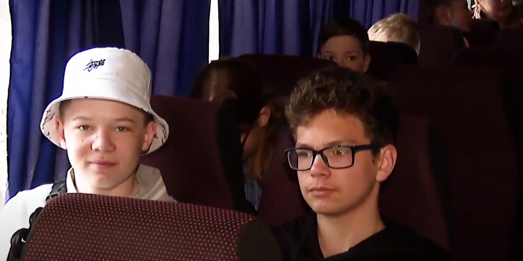 Юные муравленковцы отправились на оздоровительный отдых