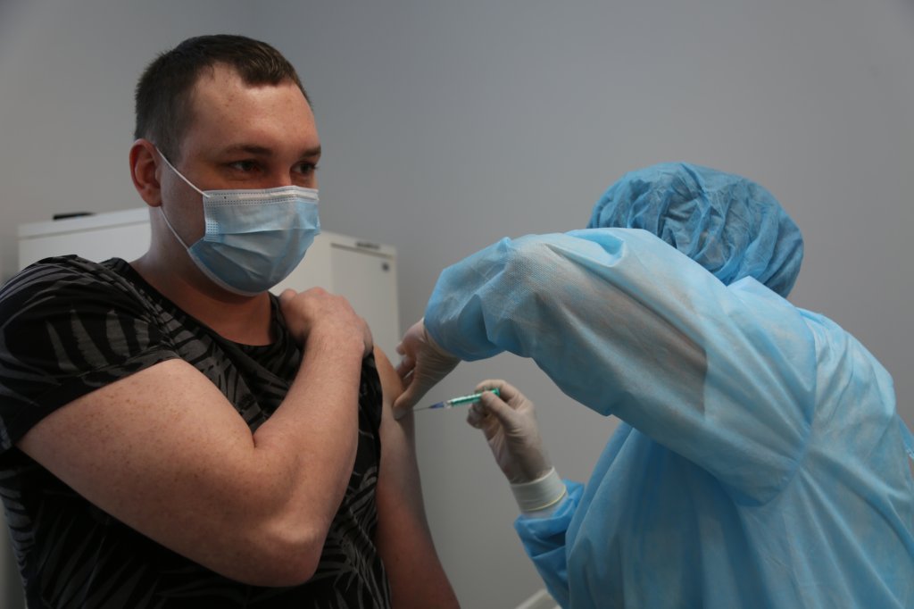 Более четырех тысяч муравленковцев полностью завершили процедуру вакцинации