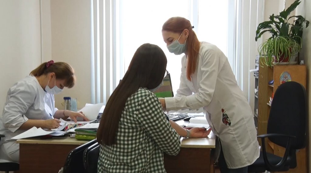 В больницах округа приступили к работе новые специалисты