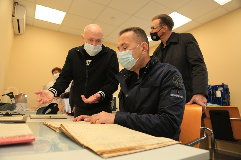 Гостям Муравленко показали оснащение городского архива
