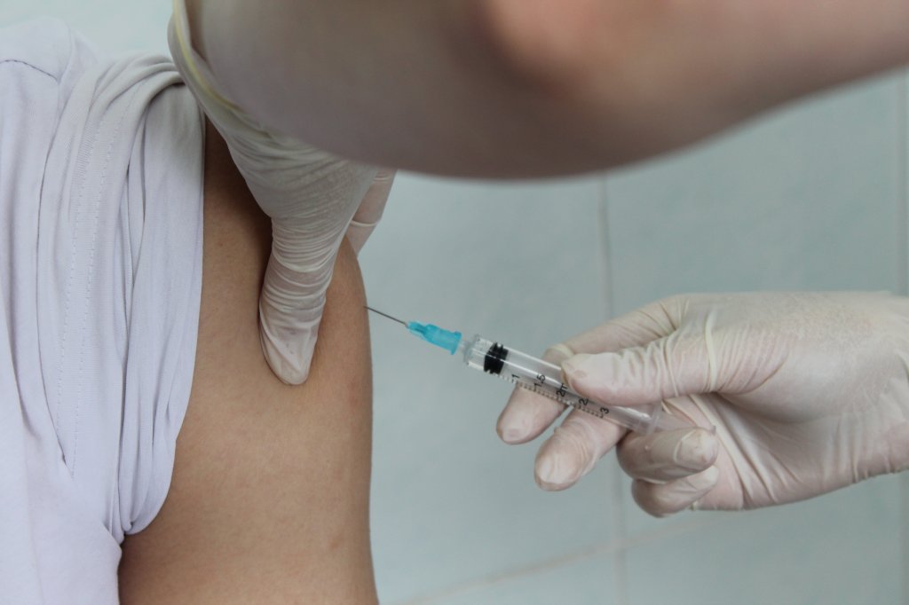 В округ поступила очередная партия вакцины Спутник V