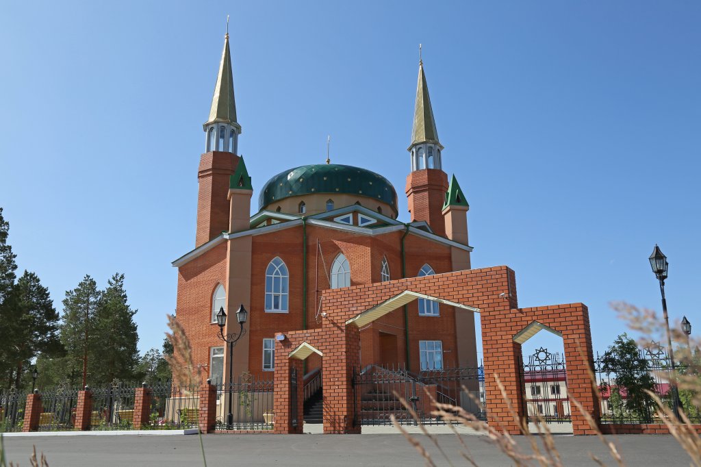 Какого числа курбан байрам в 24 году. Мечеть Муравленко. Курбан мечеть. Мечеть ЯНАО Муравленко. Постройка около мечети Муравленко.