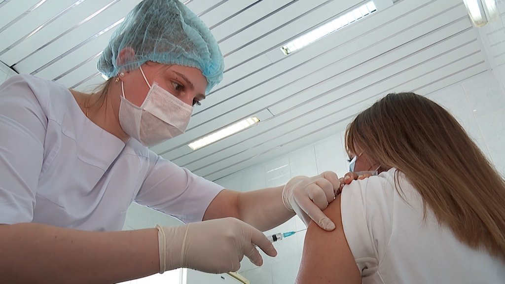 Первые 200 ямальцев повторно привились от коронавируса