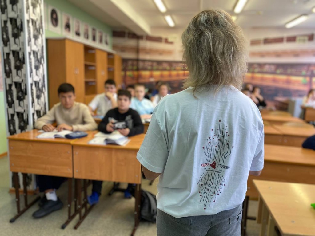 Кибердружина Муравленко рассказала школьникам о безопасности в сети