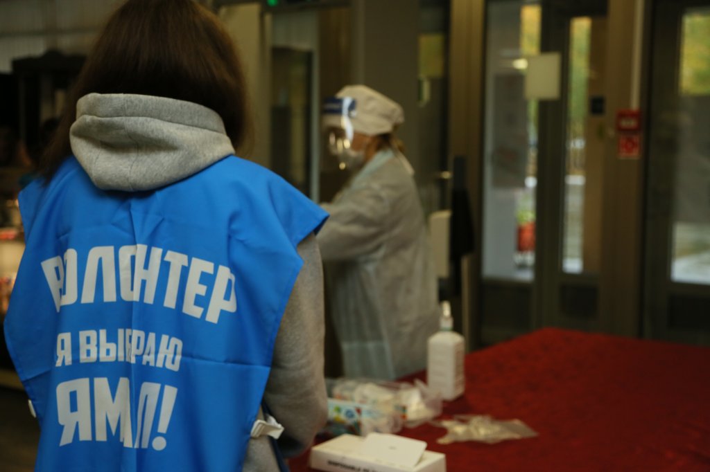 830 волонтеров работают на избирательных участках ЯНАО