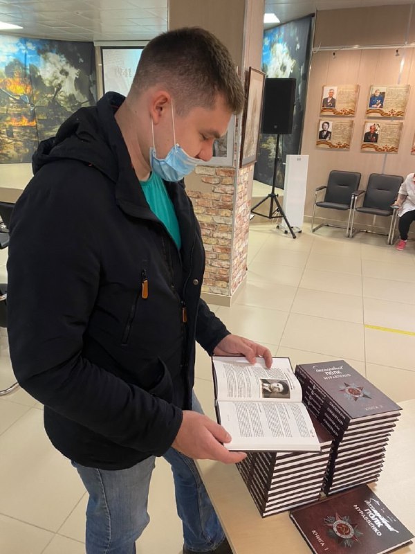 Муравленковцам вручили книгу «Бессмертный полк Муравленко. Книга II»