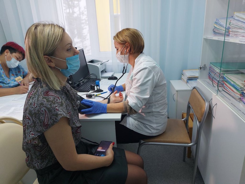 Выездные бригады проводят вакцинацию от COVID-19