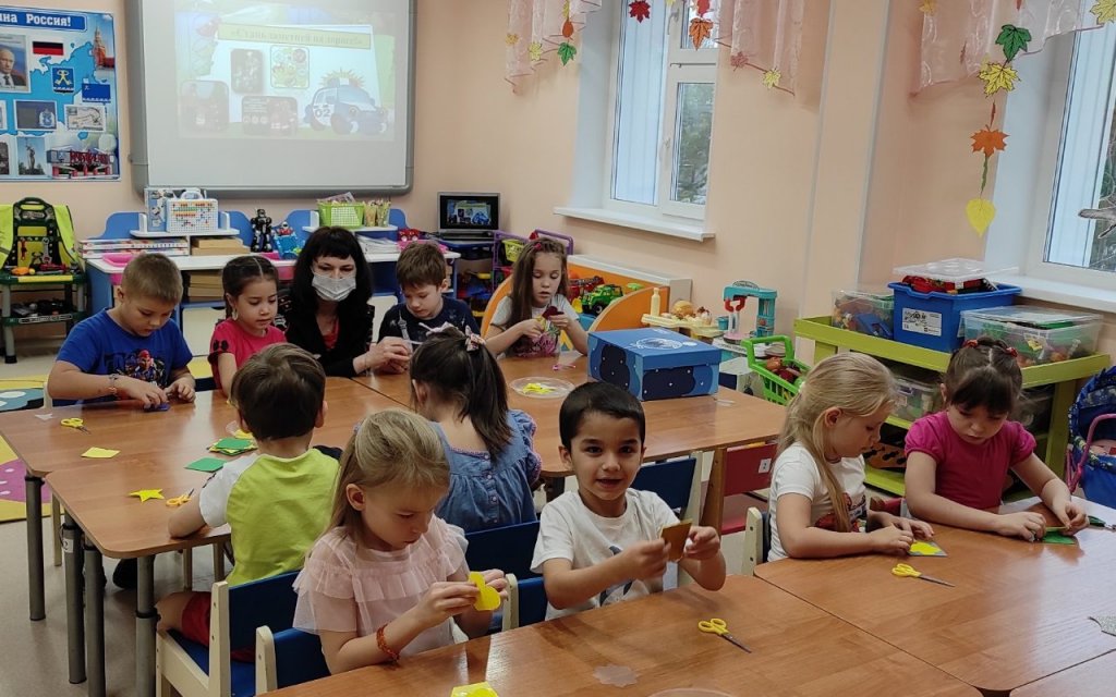 «Засветись!». Сотрудники ГИБДД Муравленко провели мастер-класс по изготовлению световозвращающих элементов