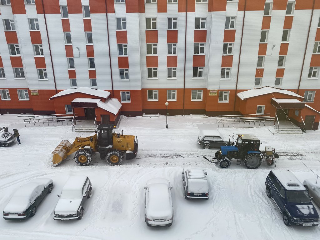 Дорожники устраняют последствия снегопада