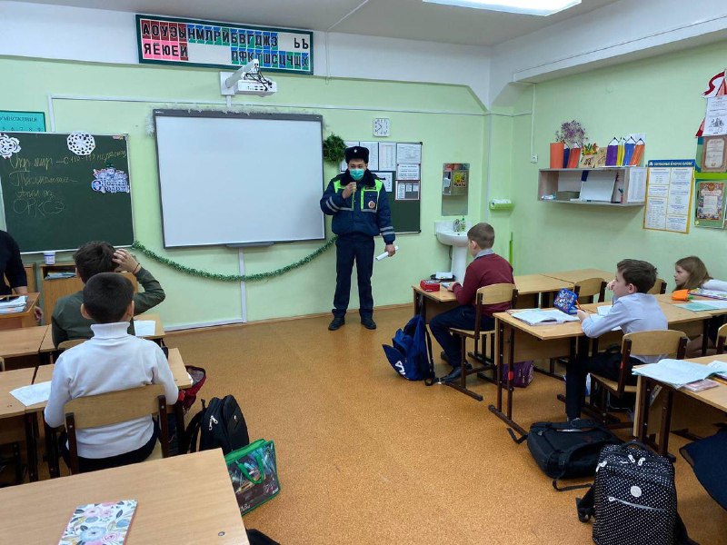 Автоинспекторы Муравленко пообщались со школьниками