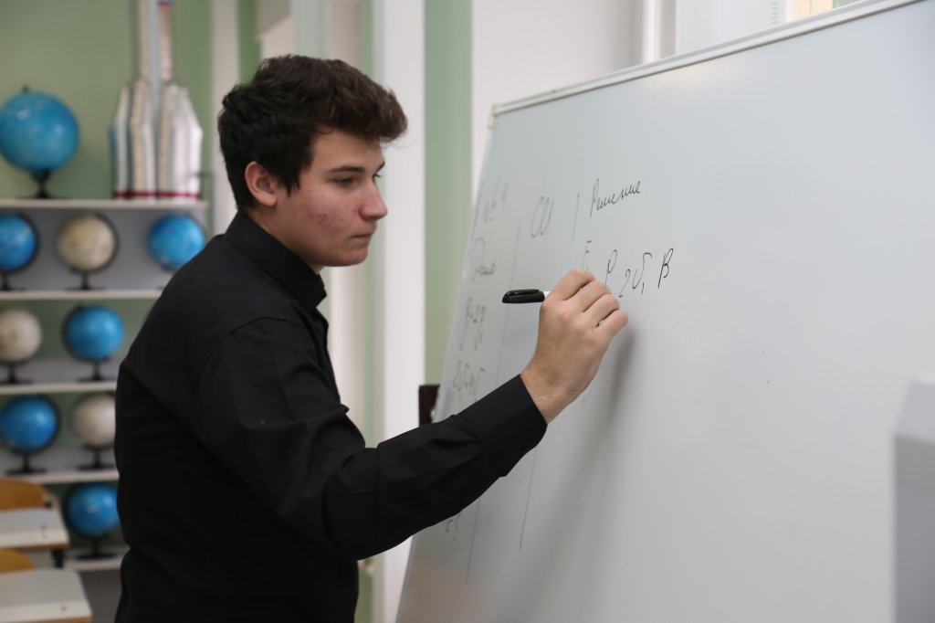 Школьники принимают участие в олимпиадной школе Московского физико-математического института