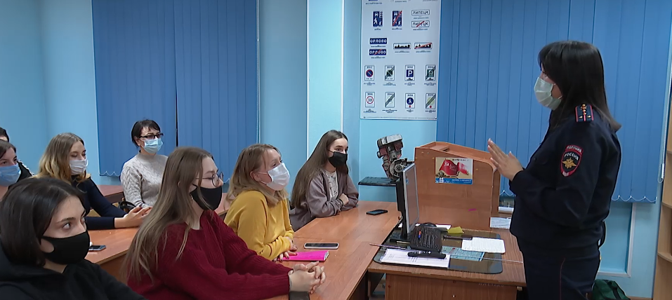 С курсантами автошколы встретились сотрудники экстренных служб