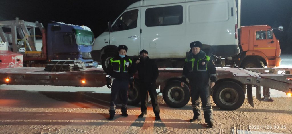 Автоинспекторы города оказали помощь водителю на загородной автодороге