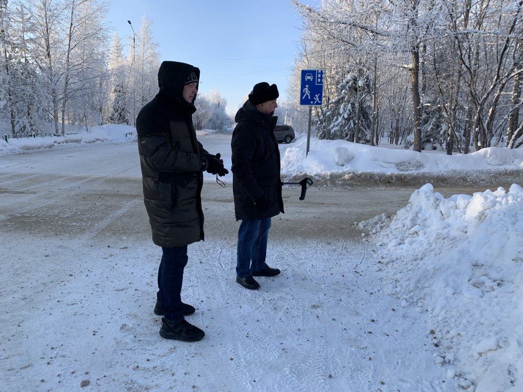 Жители Муравленко обращают внимание на уборку снега во дворах