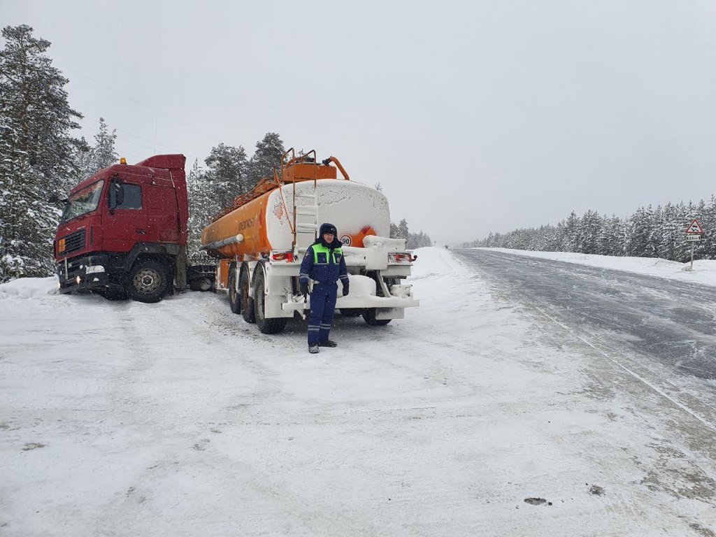 Сотрудники ГИБДД  Муравленко помогают водителю на трассе