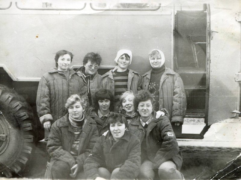 Мама Камилы - вторая слева в верхнем ряду. Поселок Муравленковский, 1986 год