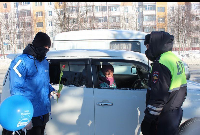 Госавтоинспекторы поздравили автоледи Муравленко