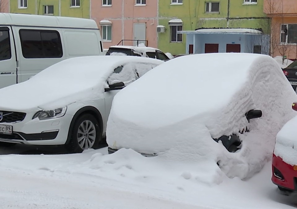 Транспорт мешает качественной уборке снега во дворах
