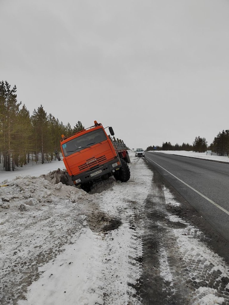 Госавтоинспекторы помогли водителю грузовика