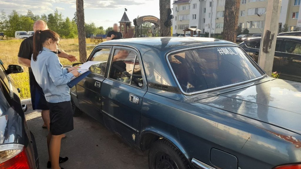 Полицейские и приставы арестовали автомобиль