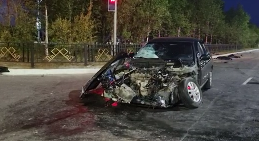 На перекрёстке не разъехались УАЗ и иномарка