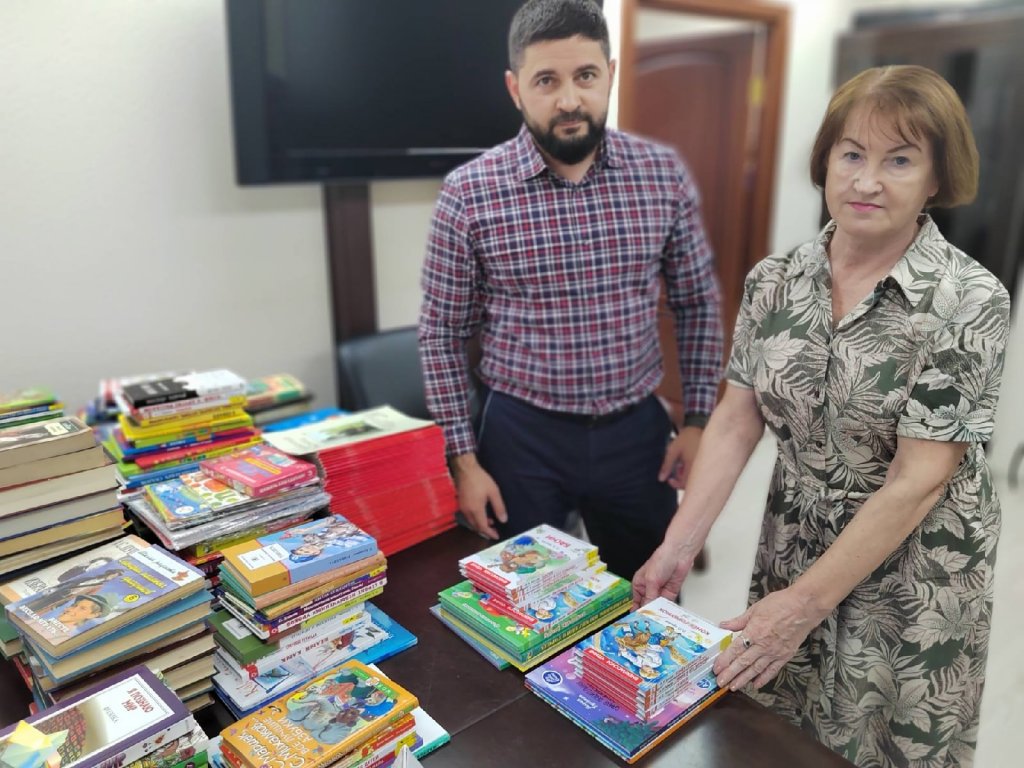 Сотрудники ТИК Муравленко подарили книги детям Донбасса