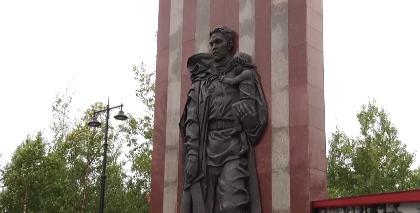 В Муравленко торжественно открыли сквер Победы