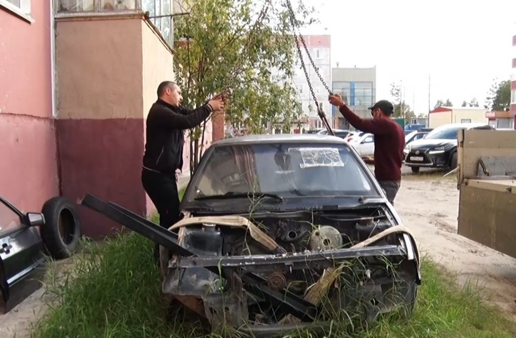 Из городских дворов вывозят автохлам