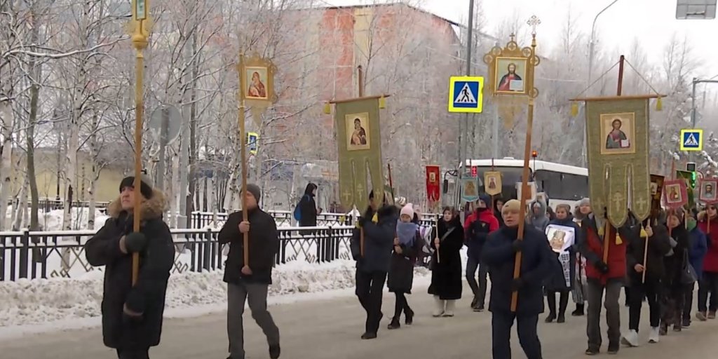 Верующие прошли крестным ходом с молитвой о защите Отечества