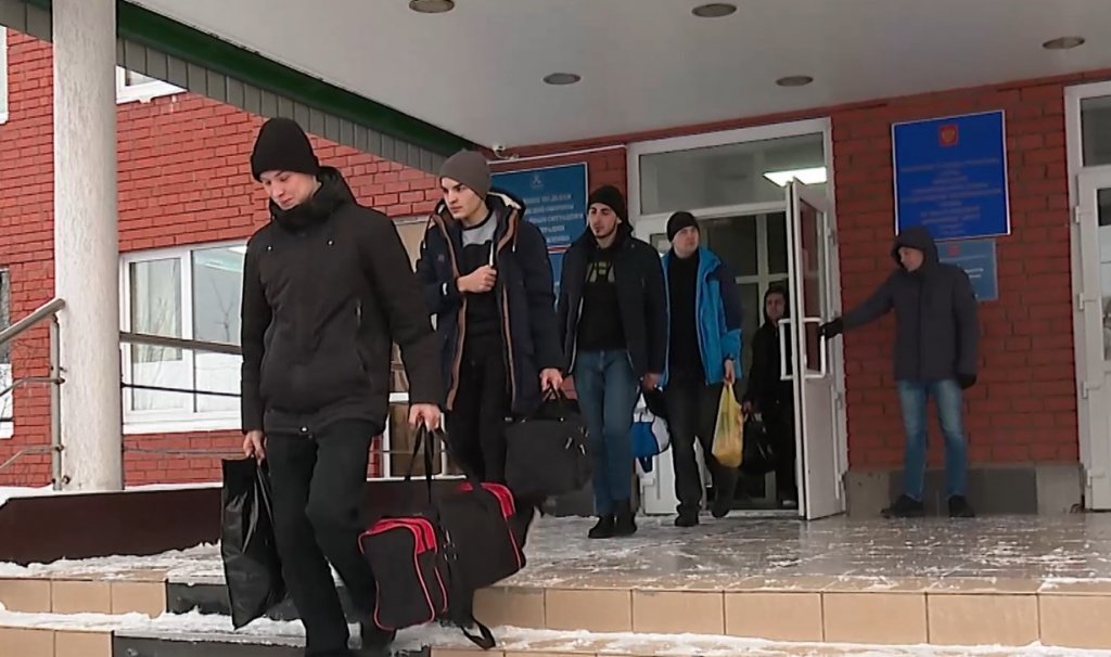 Первая команда призывников отправилась на службу в армию