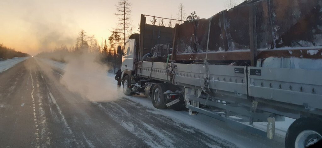 Сотрудники ДПС помогли водителю грузовика на трассе