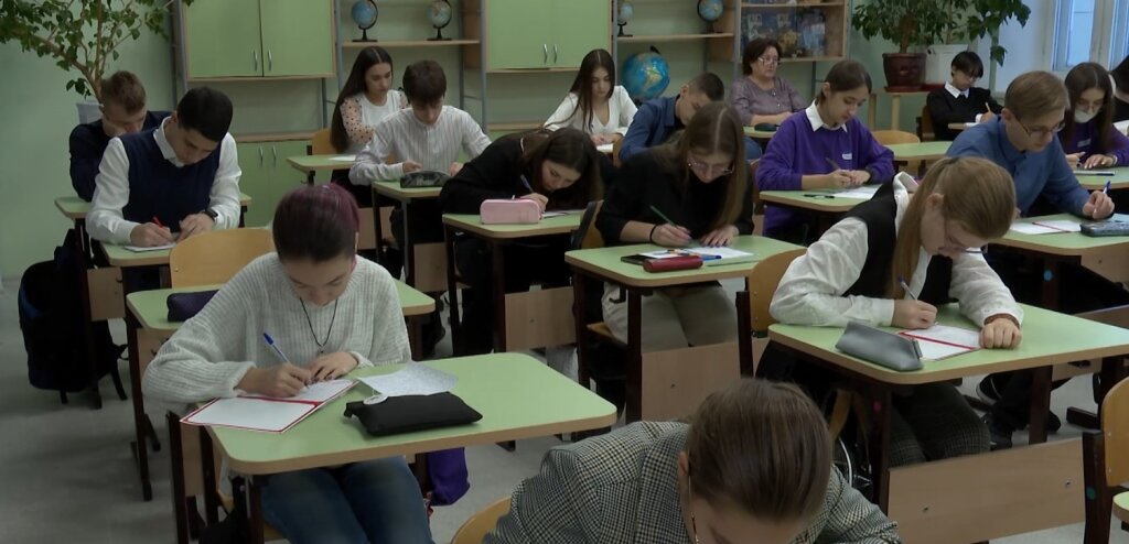 Школьники написали «Письма добра», адресованные защитникам родины