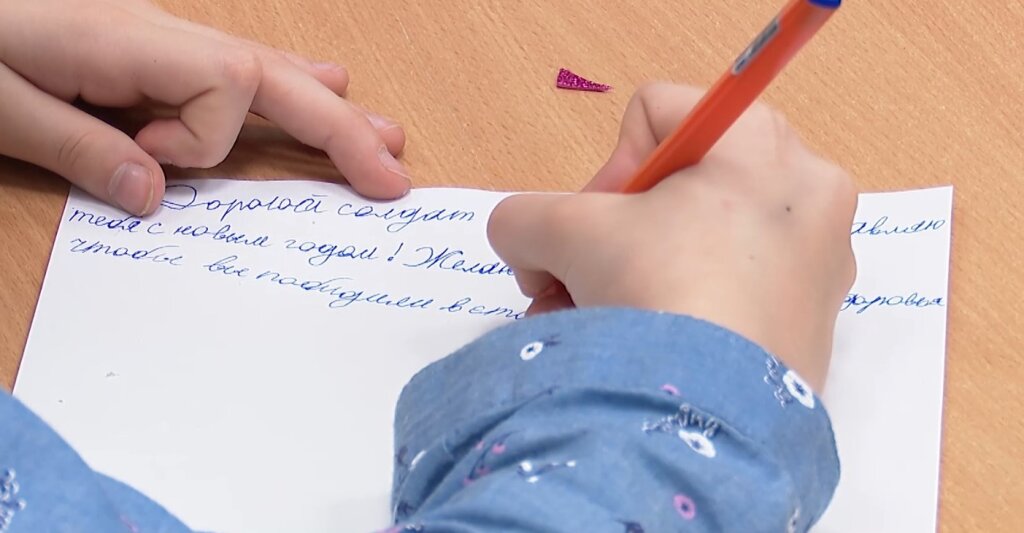 Дети готовят новогодние подарки для участников СВО