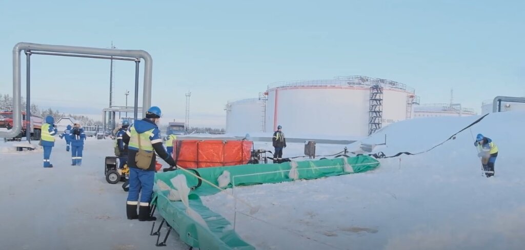 Нефтяники учились ликвидировать условный разлив нефти
