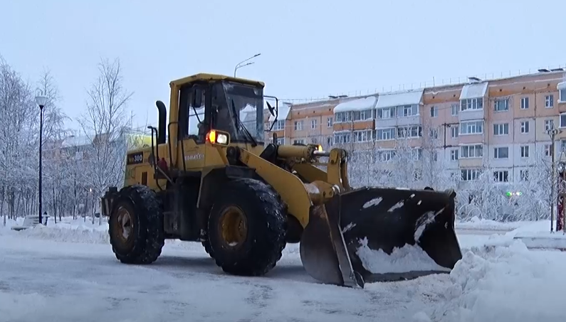 На улицах и во дворах устраняют последствия снегопадов