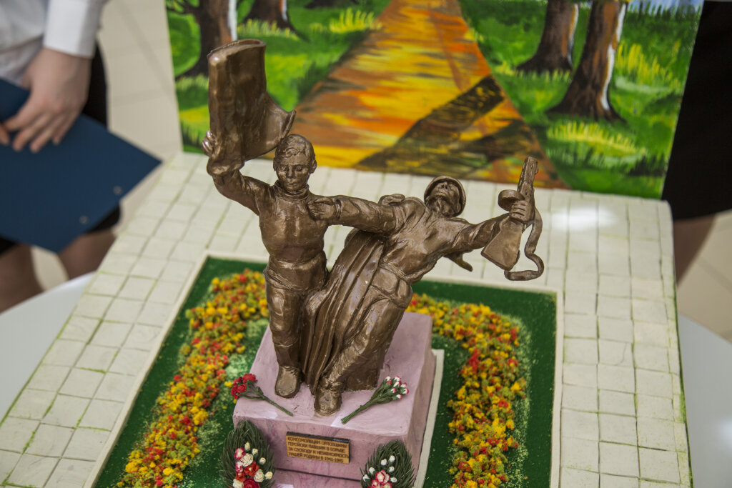Школьники представили макеты памятников городов-героев