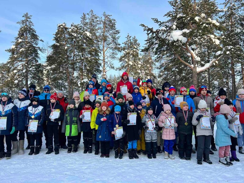 Погода в муравленко сегодня. Горнолыжные лыжи. Лыжи в школе. Старт лыжи. Муравленко зима спорт.