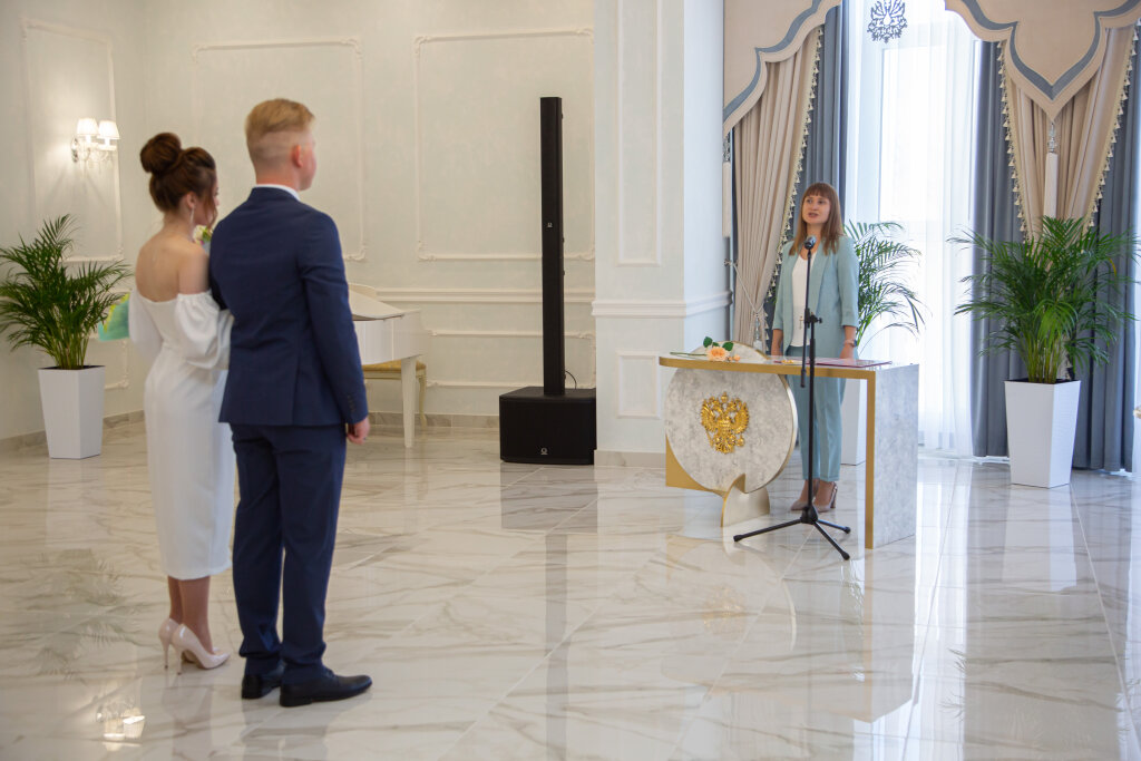 В Муравленко выдали три сертификата молодоженам