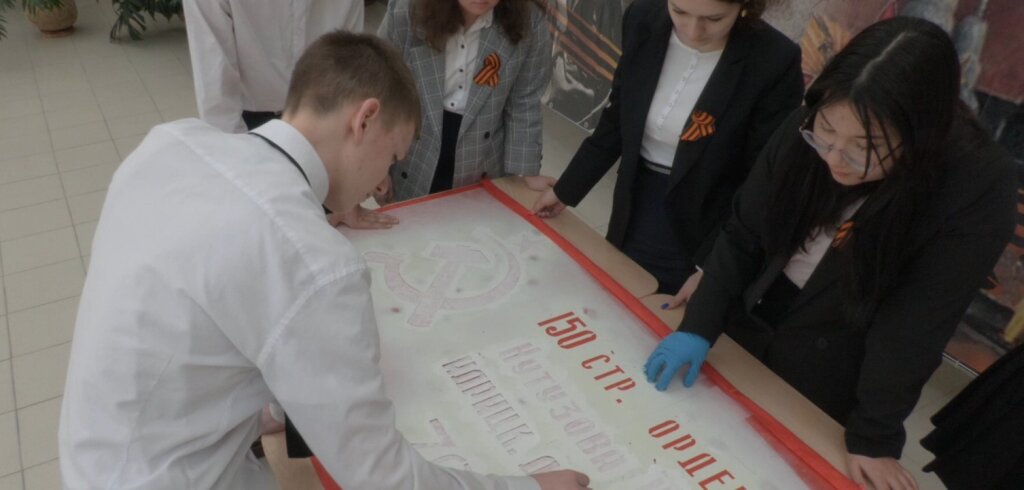 Школьники изготовили копию Знамени Победы