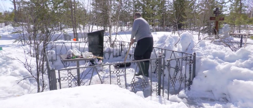 Волонтёры провели субботник на городском кладбище
